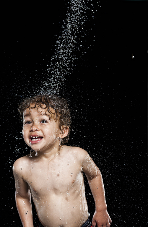 Niño mojandose