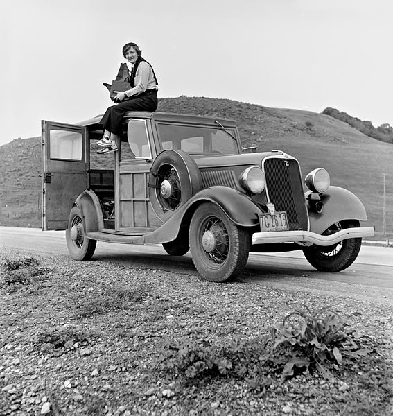 Dorothea Lange posando encima de un coche