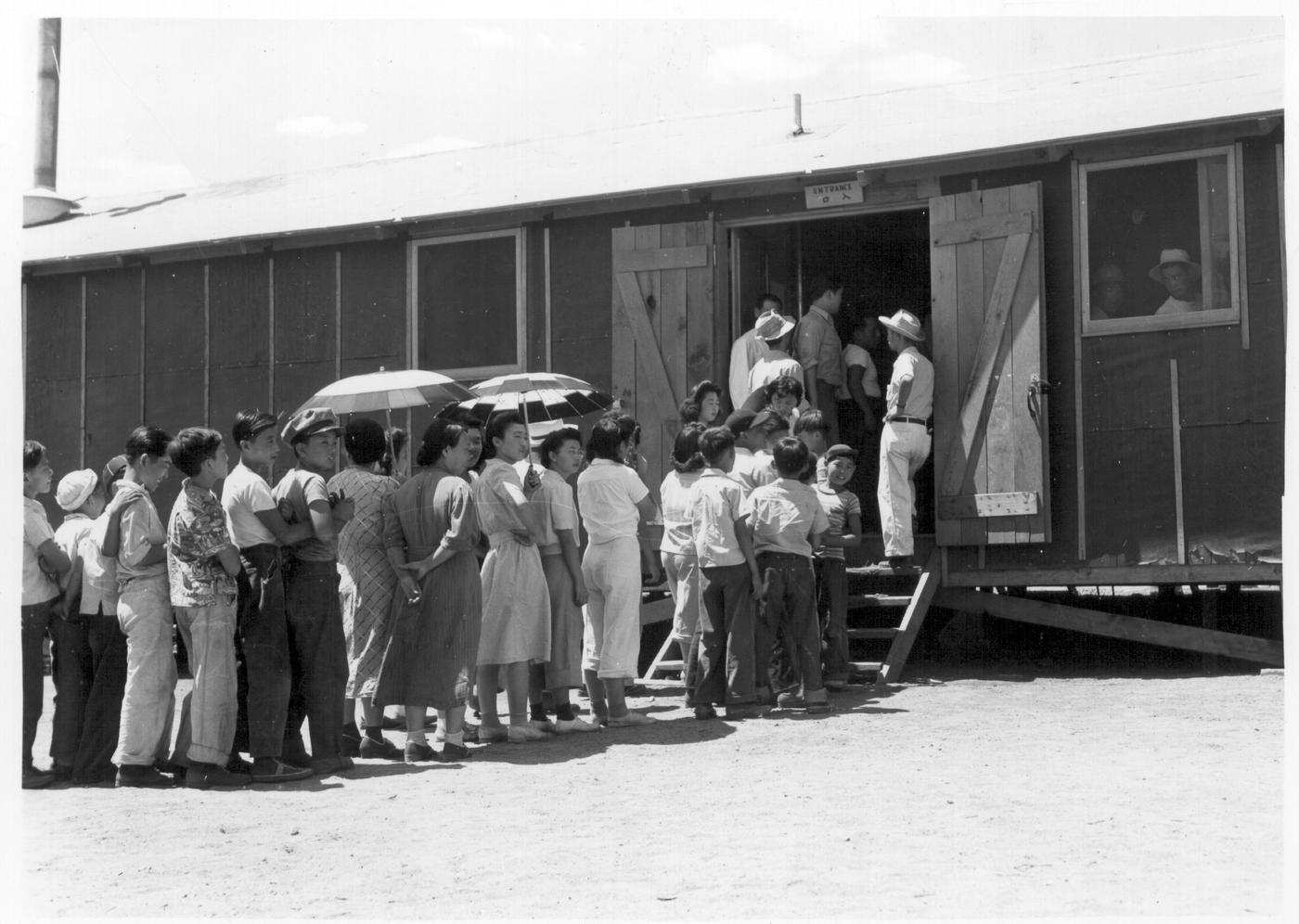 Grupo de inmigrantes entrando a un tren de Dorothea Lange