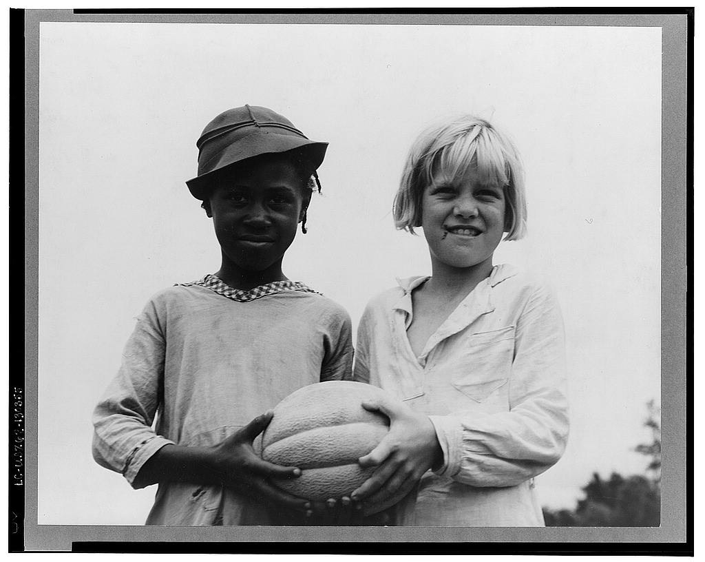 Fotografía de Niños llevando comida de DorotheaLange