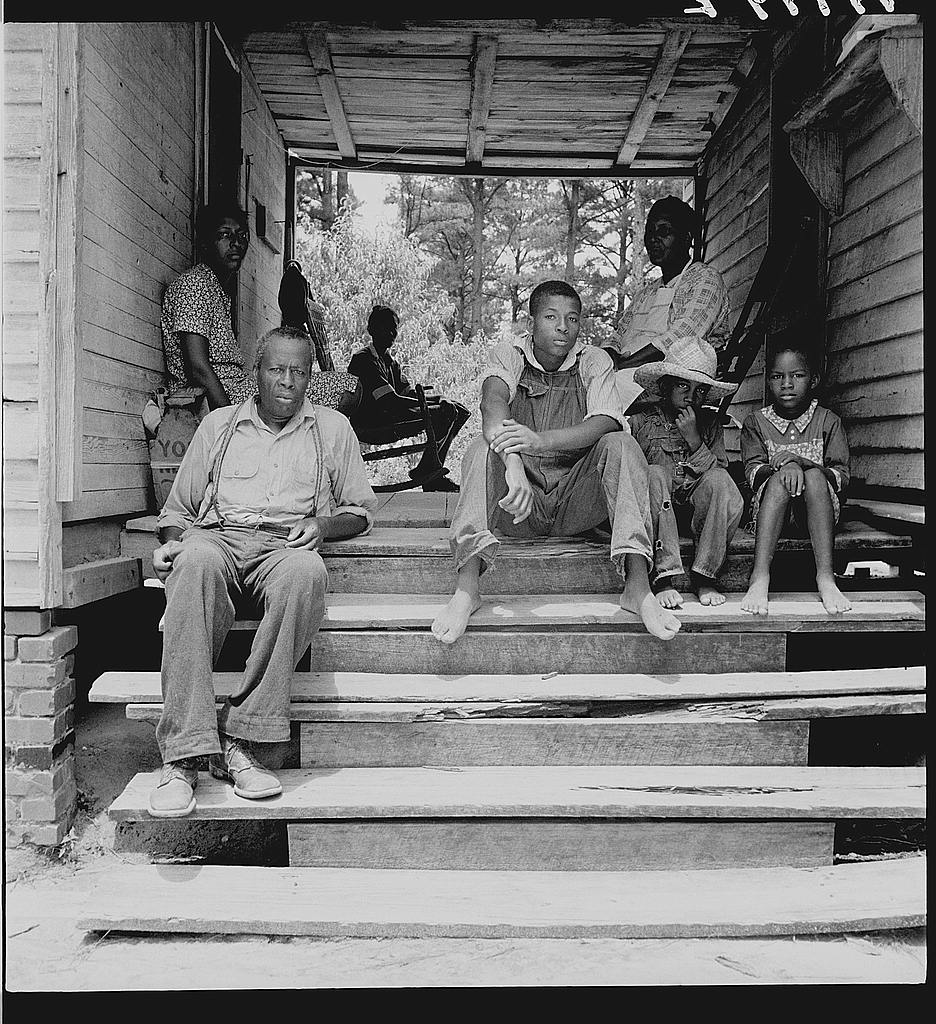 Fotografía de Dorothea lange que muestra personas de color en los años 50