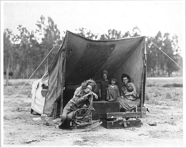 Fotografía de Vista panoramica de mujeres inmigrantes hecha por Dorothea Lange
