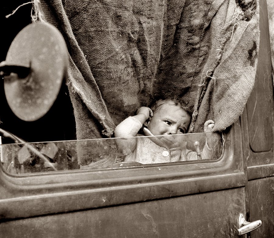 Fotografía de niño llorando dentro de un coche hecha por Dorothea Lange
