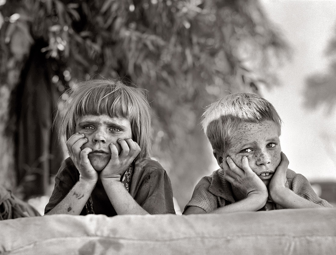 Primer plano de niños pecosos fotografiados por Dorothea Lange