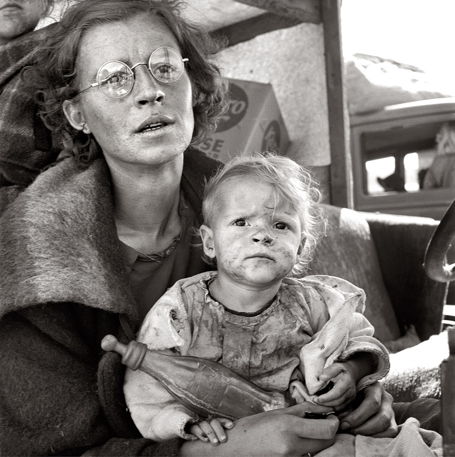 Fotografía de madre con su hija sucia heche por Dorothea Lange