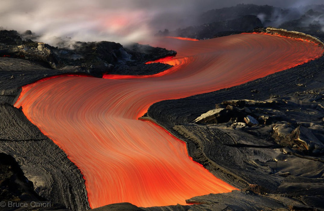fotografía de lava saliendo de un volcan