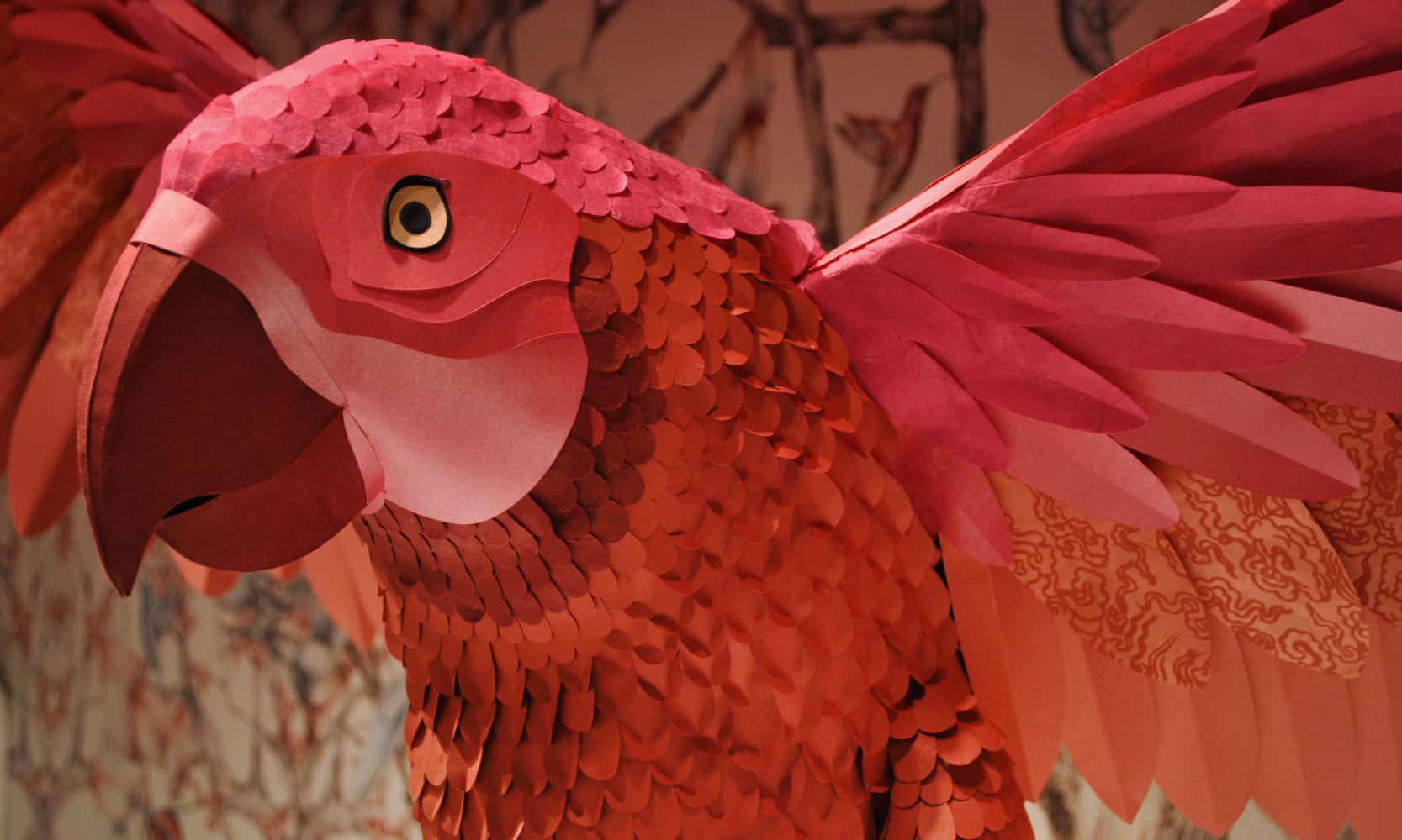 Loro rojo hecho con papel