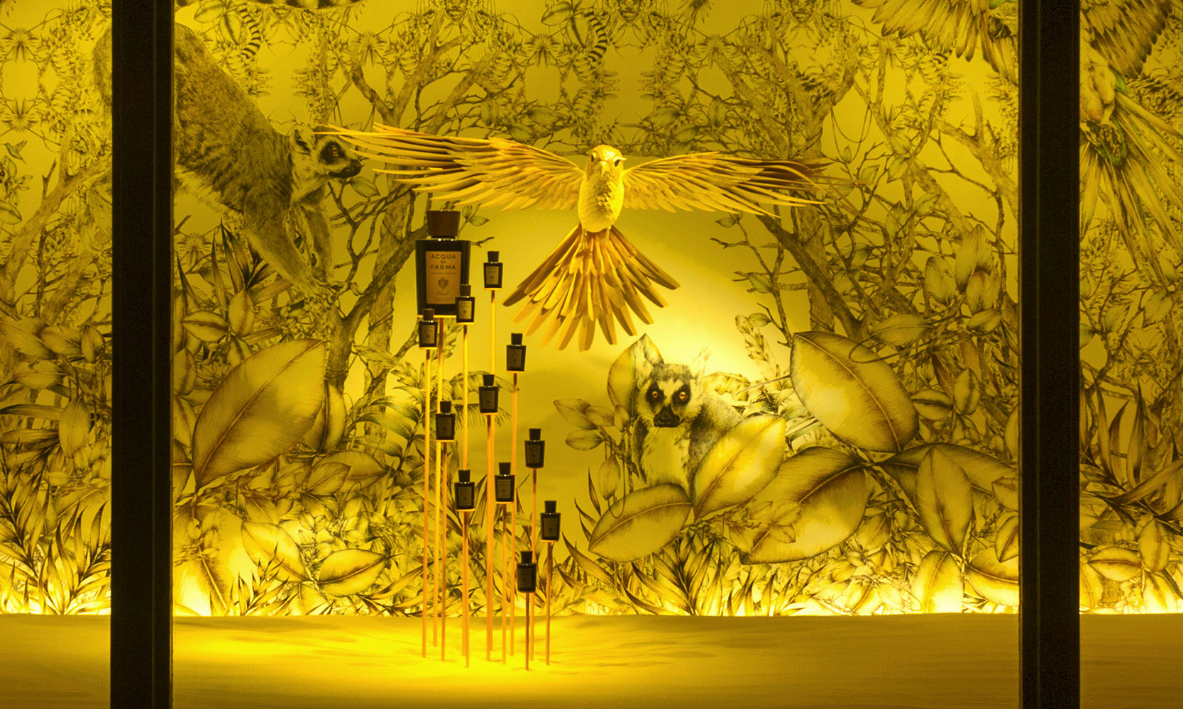 Escultura en papel de un pajaro amarillo