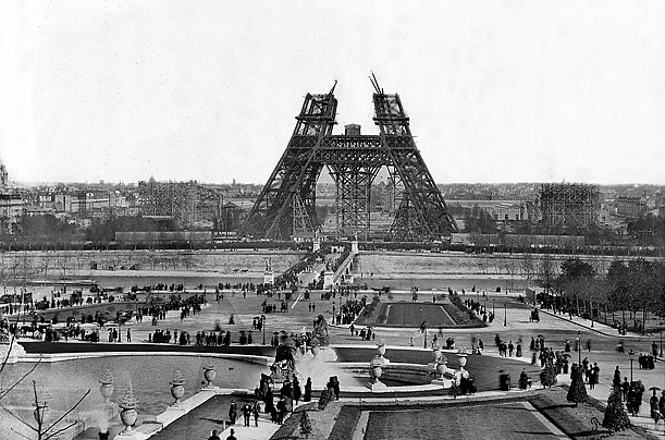 Vista desde los campos elíseos de parís en la construcción de la torre eiffel