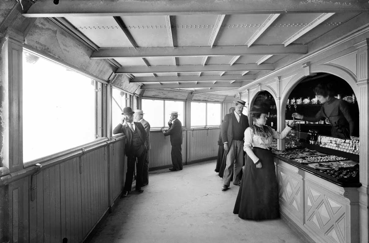 Interior de la torre eiffel en su inauguración en el año 1889