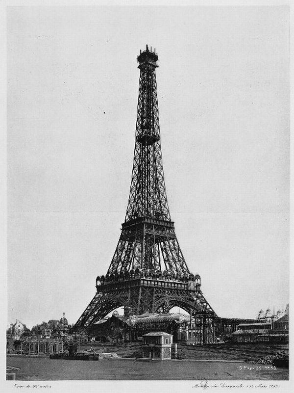 Vista completa de la torre eiffel en su construcción