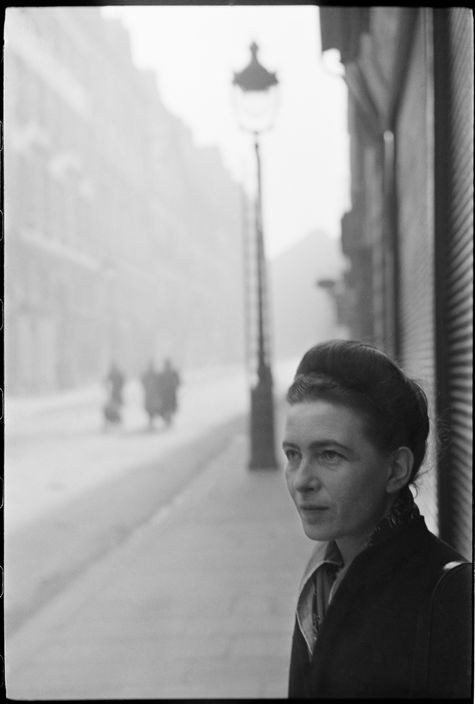 Fotografía de Simone de BEAUVOIR realizada por HENRI CARTIER-BRESSON 