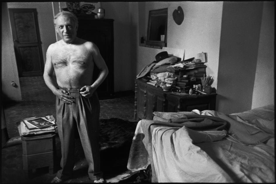 Pablo PICASSO fotografiado por HENRI CARTIER-BRESSON en su casa en el año 1944