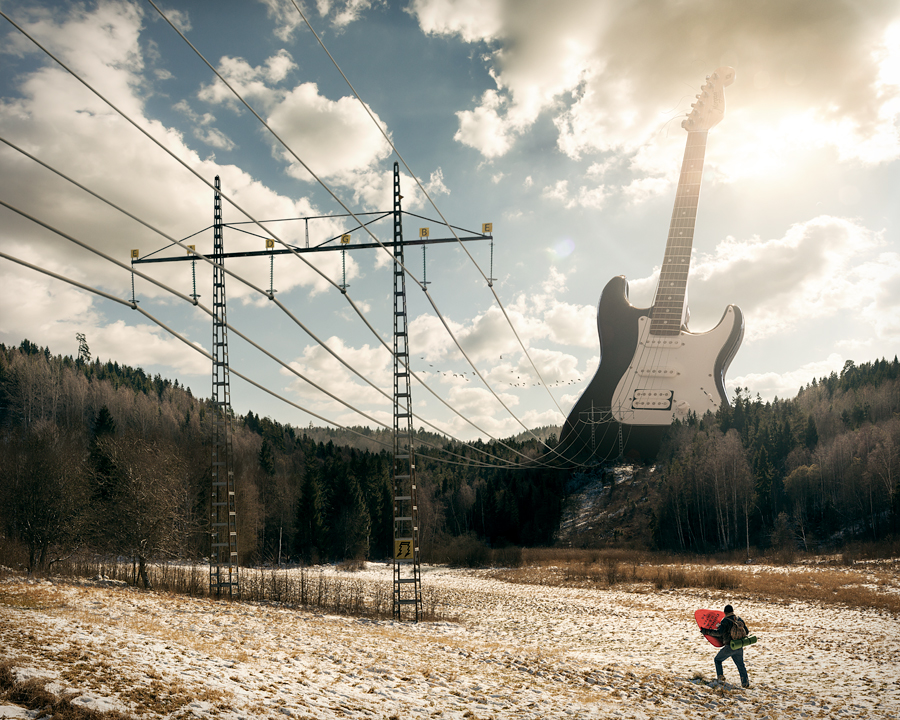 guitarra electrica gigante en medio del campo