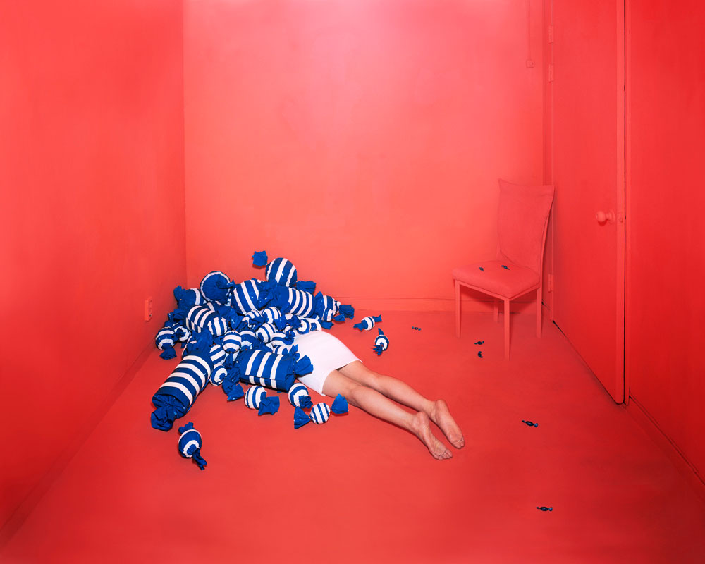 mujer en una habitacion roja