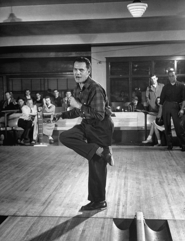 jugando a los bolos en los 50s