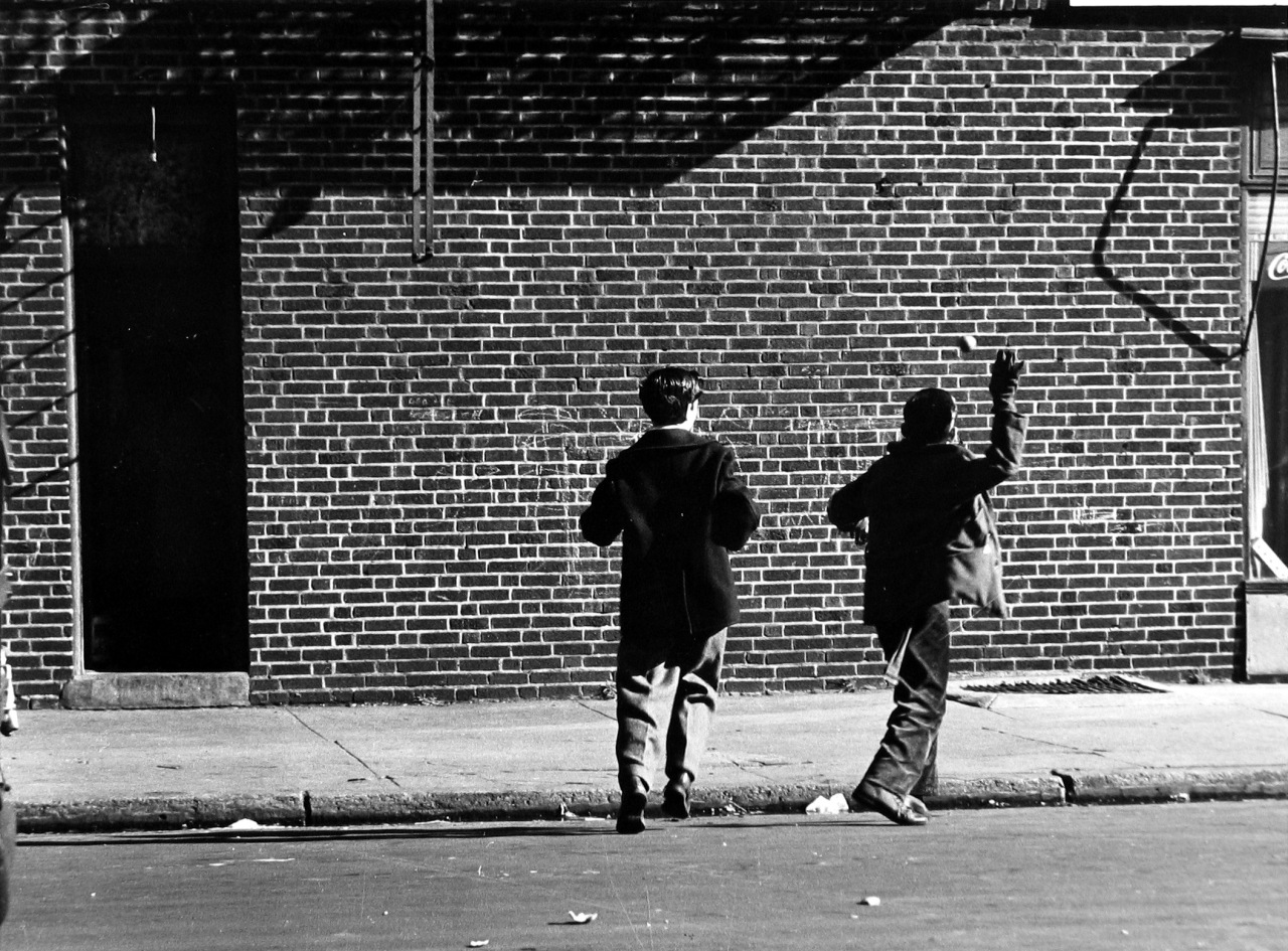 Fotografía de dos niños jugando a la pelota por Jerome liebling 