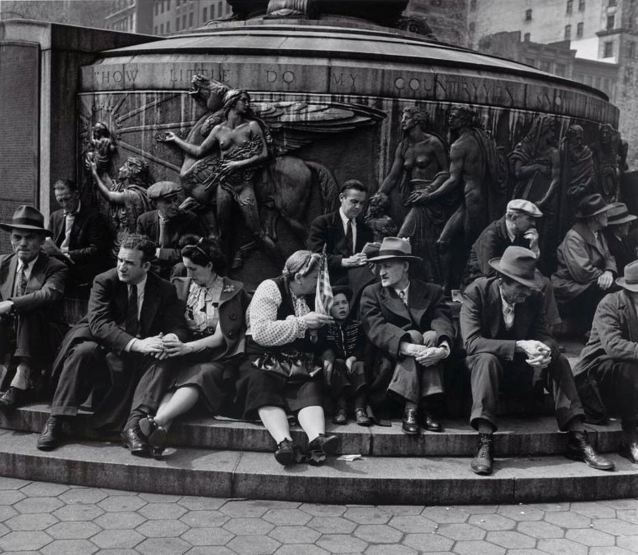 Foto de grupo de gente sentada en el suelo hecha por Jerome liebling 