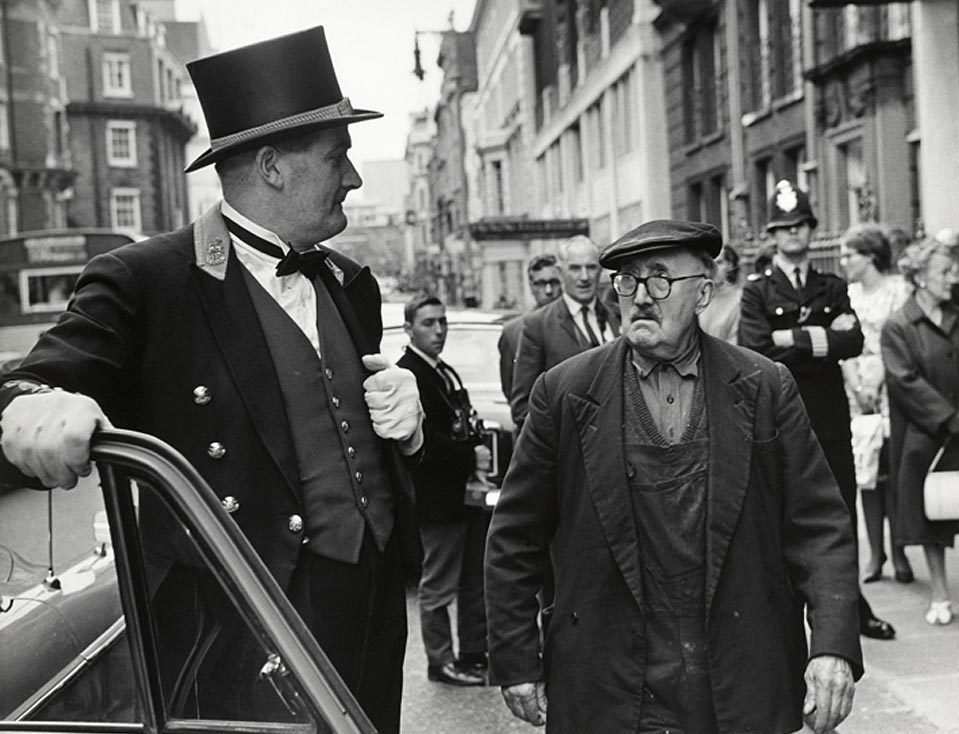 Foto de un hombre abriendo la puerta del coche en inglaterra hecha por Jerome liebling 