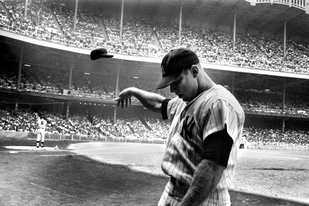 Jugador de los yankees tirando la gorra