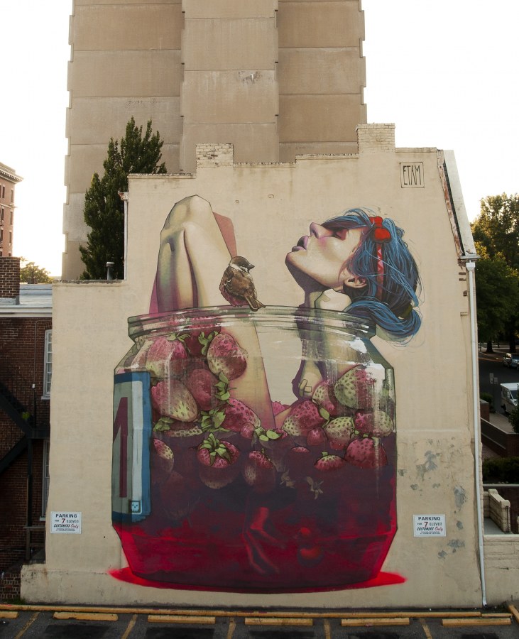 Mural de un chica dentro de un bote de cristal por etam cru 