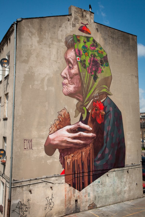 Mural de una anciana pintado por etam cru 