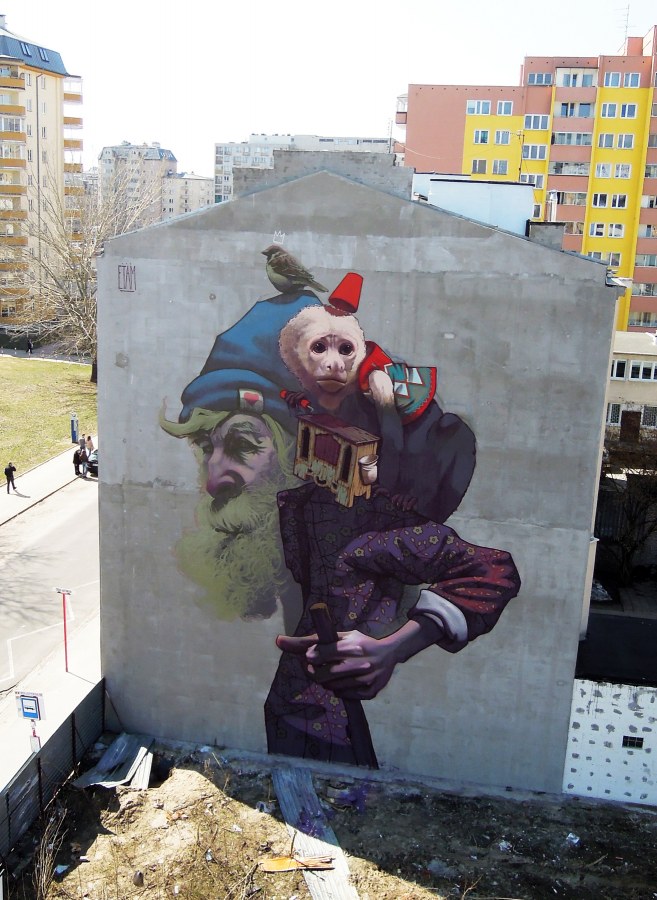 Mural de un anciano con un mono pintado por etam cru 