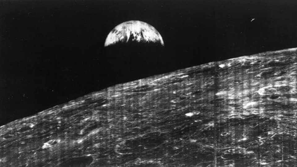 La primera imagen de la tierra vista desde la luna