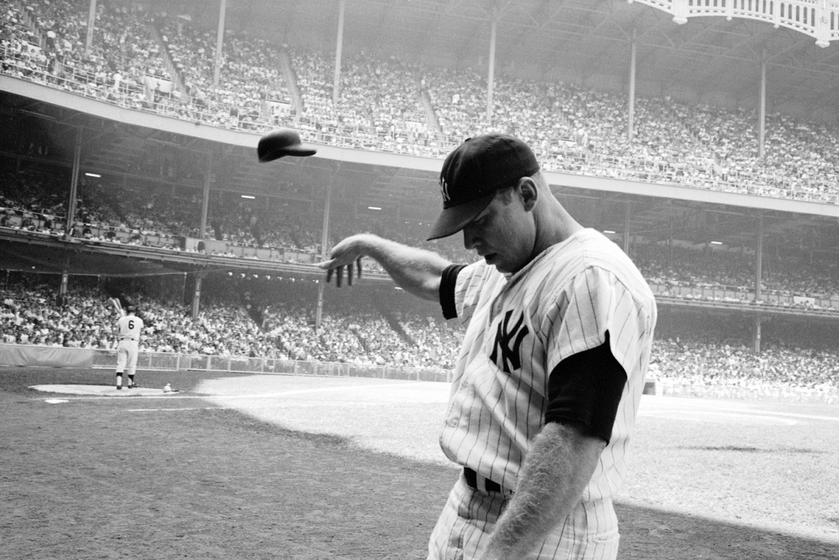 Mickey Mantle de los new york yankees lanzando la gorra