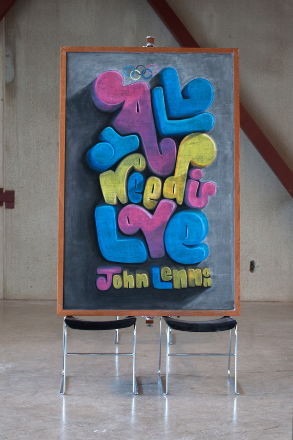 Lettering jhon lennon en pizarra