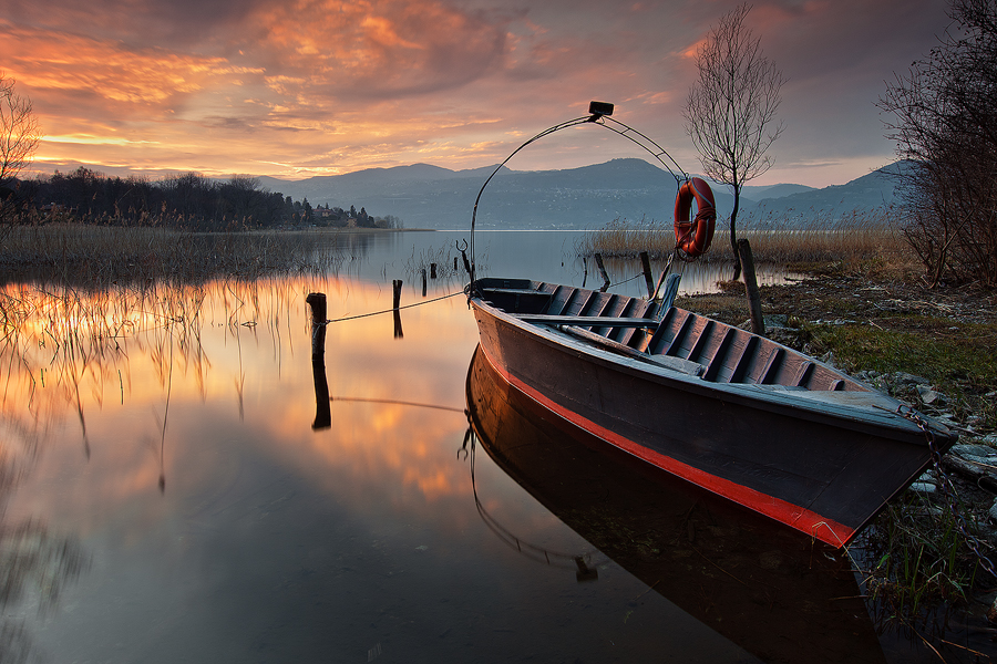 atardecer en un lago con una barca