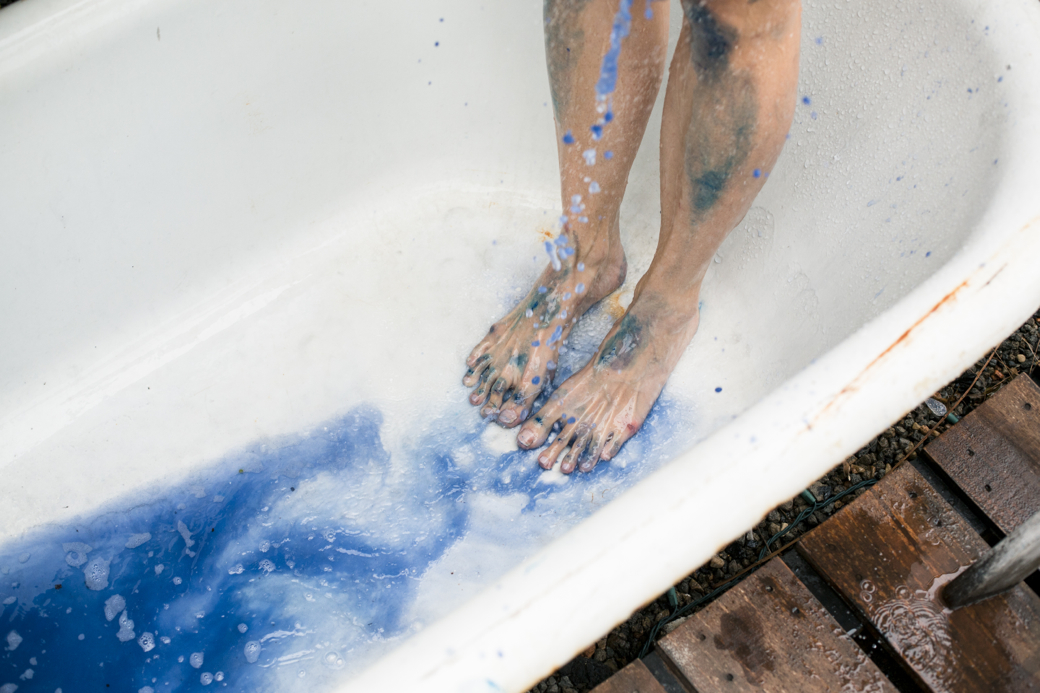 Pies llenos de pintura en una bañera DE HEATHER HANSEN