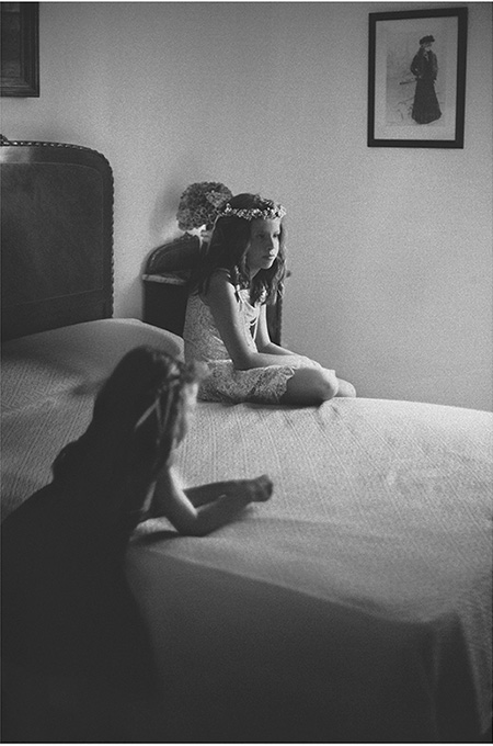 niña sentada en una cama