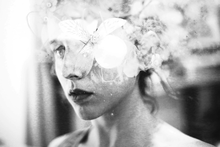 Mujer con humo fotografiada por silvia grav