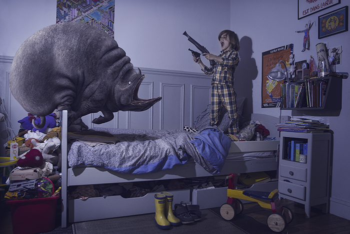 fotografía de un niño enfrentandose a un monstruo
