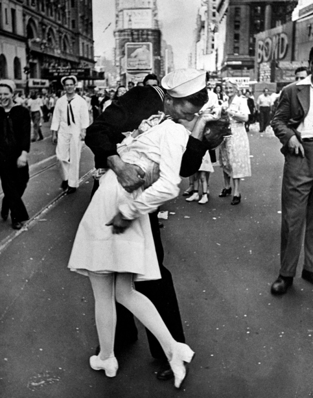 El beso de time square fotografiado por alfred eisenstaedt