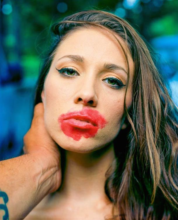 Mujer besada con el pintalabios corrido