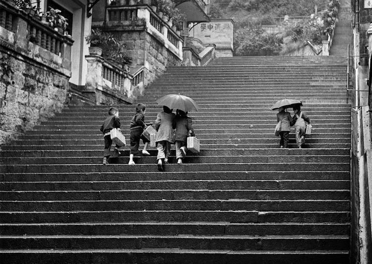 Fotografía en blanco y negro de chicos en una calle de hongkong en el año 1960
