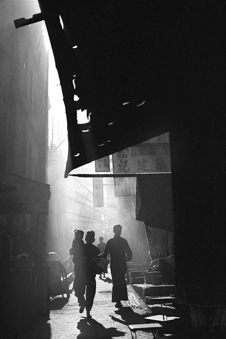 Fotografía en blanco y negro de calle de hong kong en el año 1960