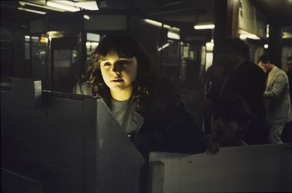 Chica sacando ticket de metro de londres