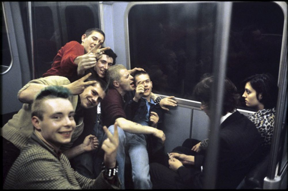 chicos en el interior de un vagon del metro de londres