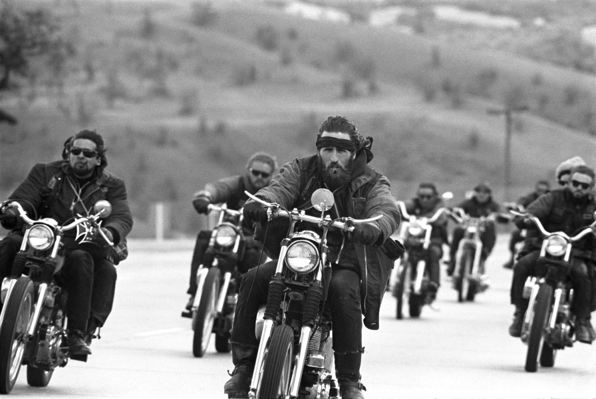 Los angeles del infierno con sus motos por la carretera