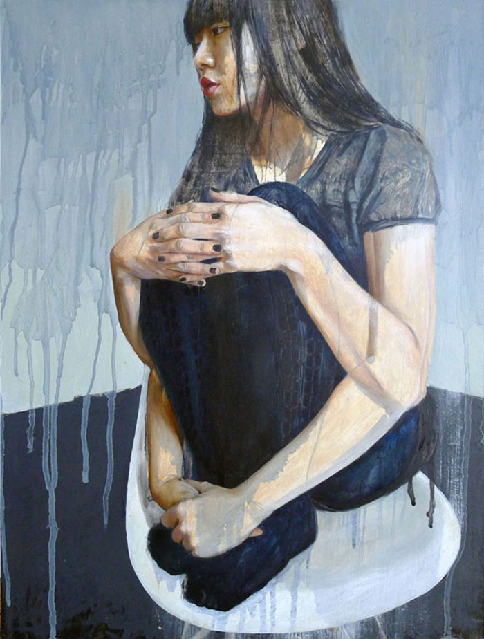 Pintura de una chica sentada sobre sus rodillas por Miss Christine Wu