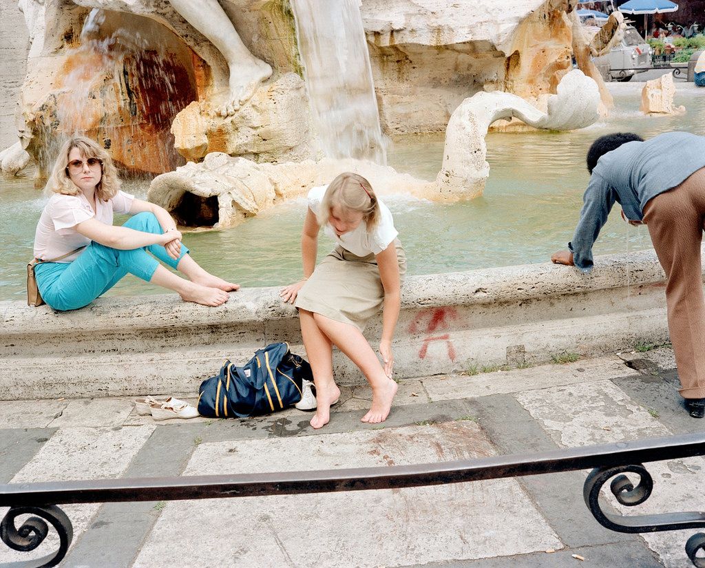 Mujer en la fontana de trevi