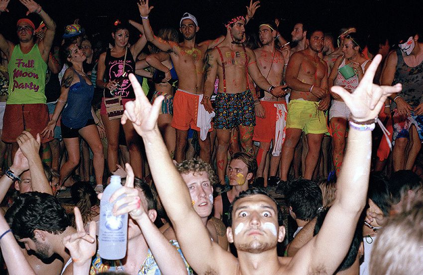 chicos en la full moon party de tailandia