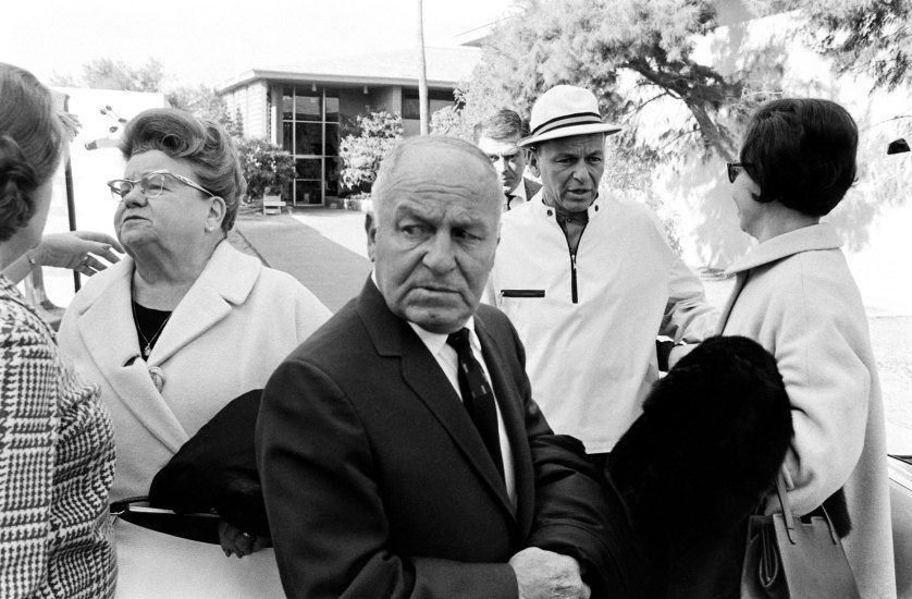 Fotografía de frank sinatra con amigos