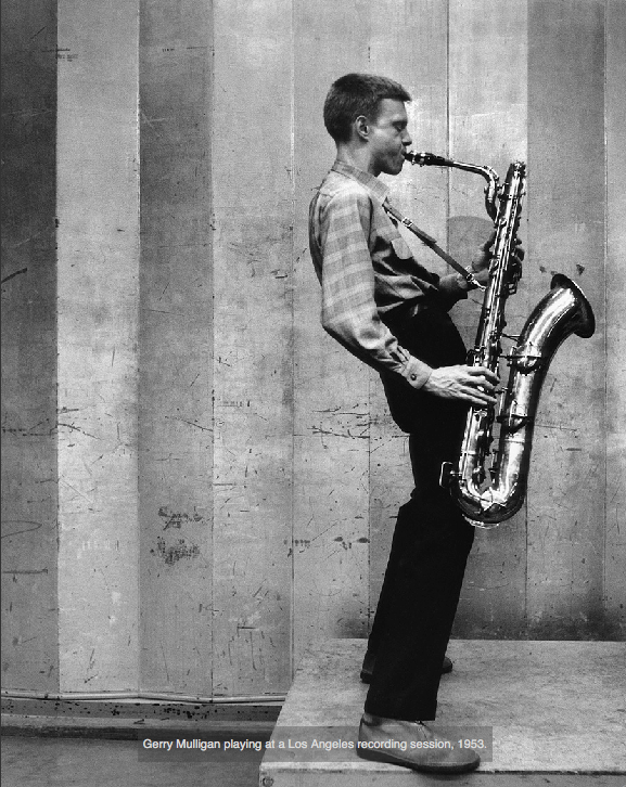 Hombre tocando el saxofón