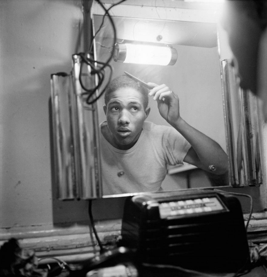 Midtowner frente espejor peinandose, fotografiado por Gordon Parks