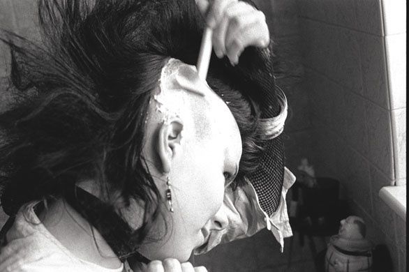 chica punk rapandose el pelo