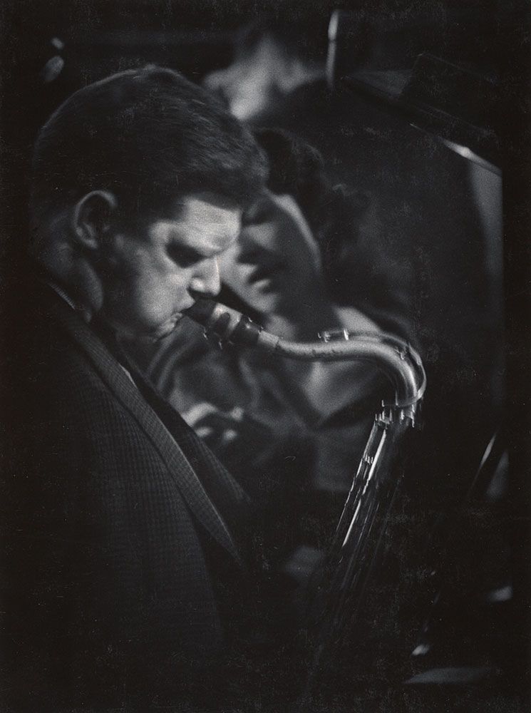 Hombre tocando saxofon